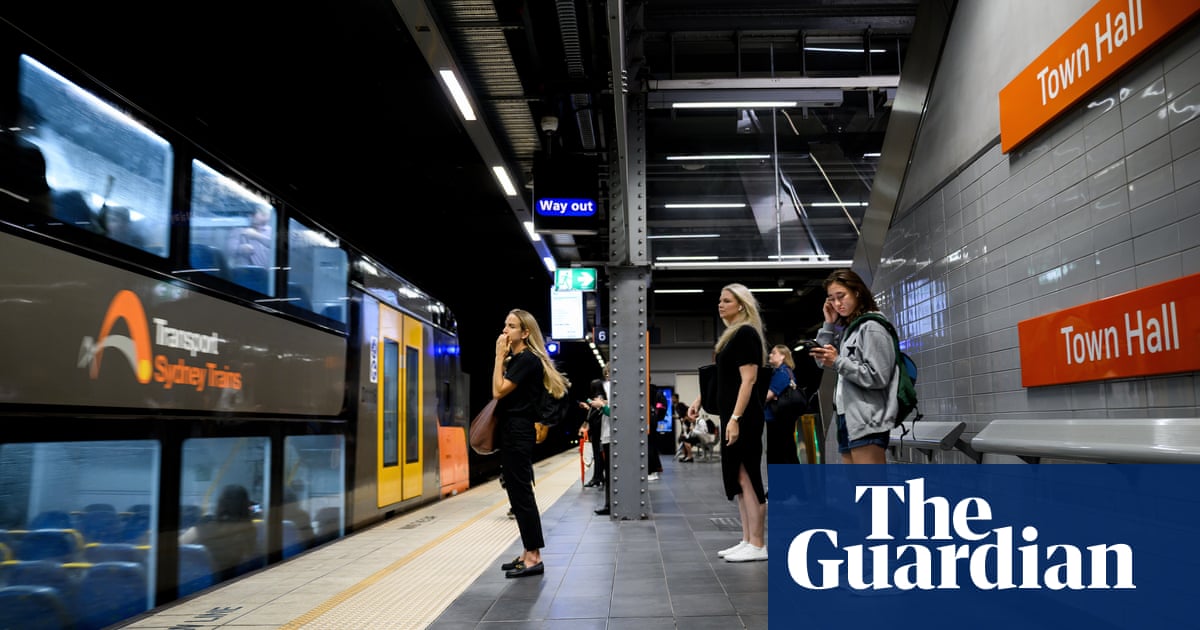 Hundreds of Sydney trains cancelled as negotiation between NSW government and rail workers comes to a halt