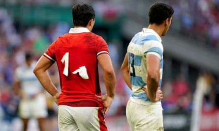 Louis Rees-Zammit’s shirt number falls off during Wales’s defeat by Argentina