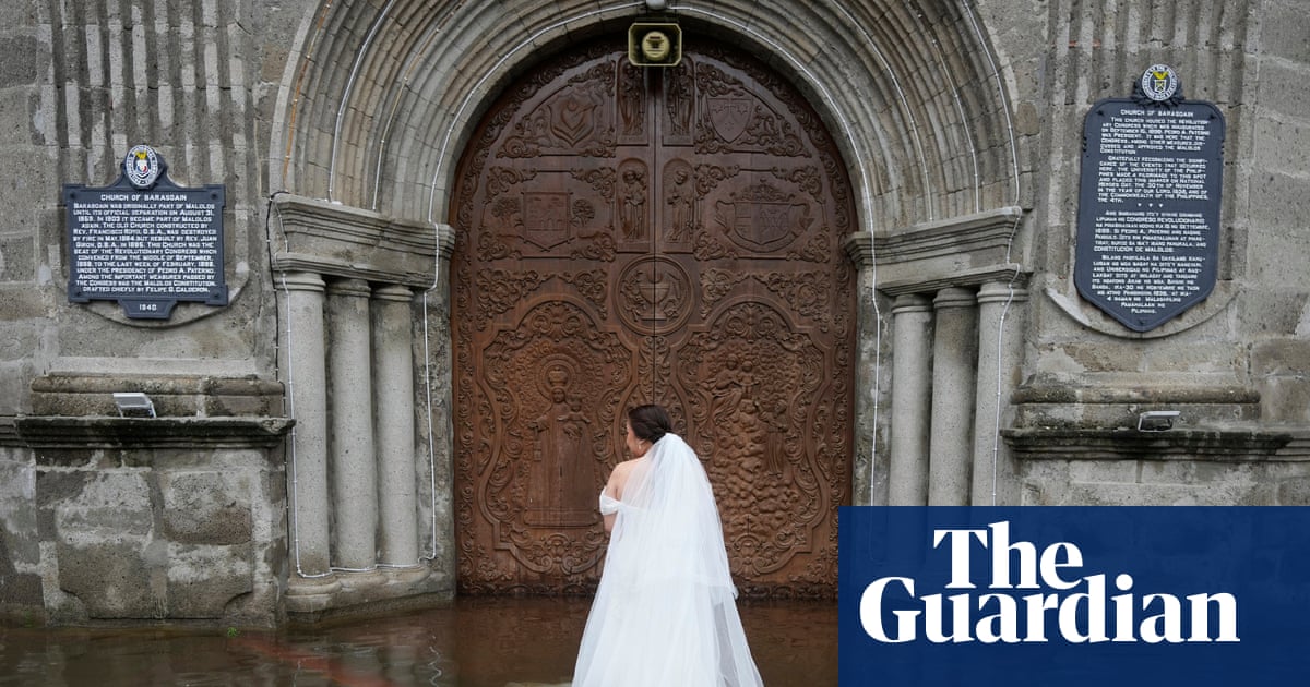 A bride wades through a flood to get married: Aaron Favila’s best photograph