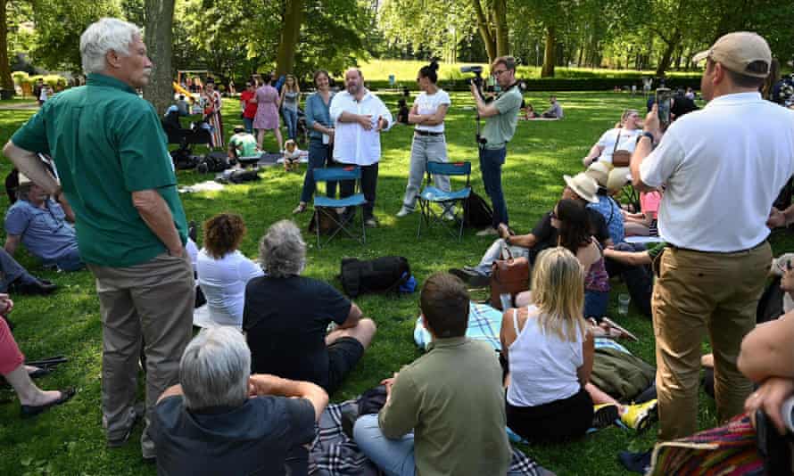 Stefan Ravacli (au centre) prononce un discours lors du meeting de campagne à Besançon le 15 mai.