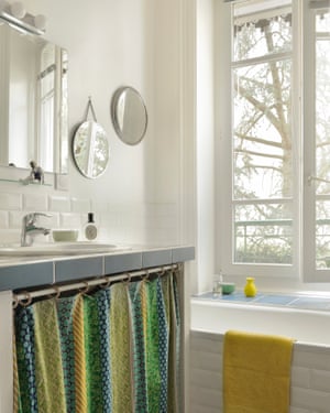 Bright space: mirrors and tiles in the bathroom.