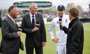 Bob Willis, segundo a la izquierda, aquí con Ian Botham y Jimmy Anderson (segundo a la derecha). Willis se mudó a la radiodifusión después de retirarse como jugador y entrenador.