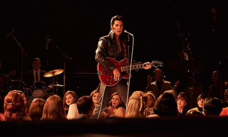 Austin Butler sur scène avec guitare dans Elvis.