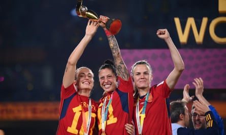Jenni Hermoso (centre), Alexia Putellas (left) and Irene Paredes (right) show off the World Cup.