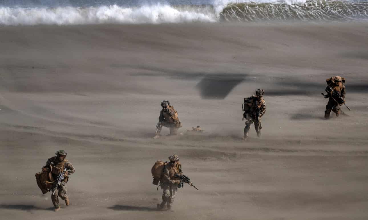 China sounds warning after Philippines and US announce most expansive military drills yet
China emite una advertencia después de que Filipinas y Estados Unidos anuncien los ejercicios militares más expansivos hasta ahora.