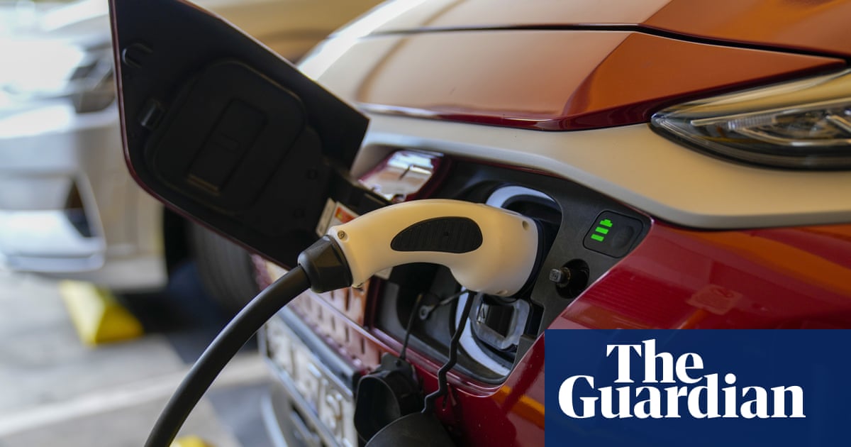 Federal government under pressure to increase EV uptake after ACT announces petrol car ban