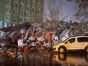 Una vista de los edificios destruidos después de que los terremotos sacudieran las provincias de Turkiye, el 6 de febrero, en Kahramanmaras.