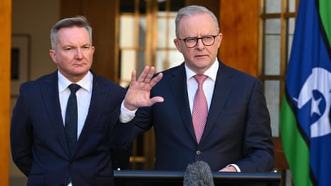 Lange Schlange von Autos an einer Tankstelle