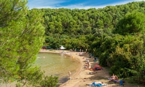 Les touristes à Maslinica Cove Beach