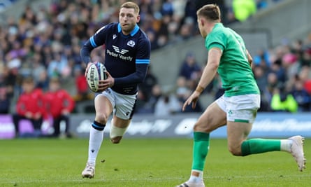 Finn Russell d'Écosse court avec le ballon sous la pression de Garry Ringrose d'Irlande lors du match de rugby des Six Nations entre l'Écosse et l'Irlande au Murrayfield Stadium le 12 mars 2023