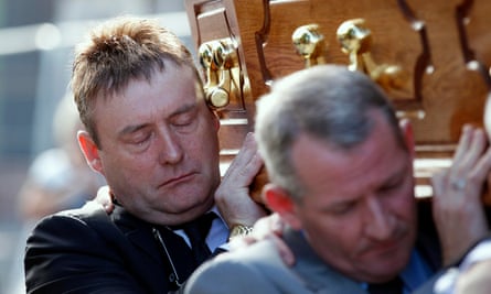 Jimmy White carries Alex Higgins’s coffin in 2010. The funeral was delayed to allow White to travel back from Thailand.