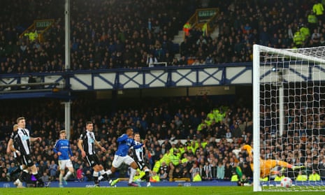 Alex Iwobi of Everton scores a goal to make it 1-0.