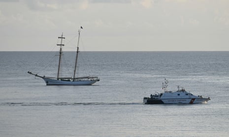 Um barco de resgate da Guarda Costeira italiana opera em Porticello, perto de Palermo, em 21 de agosto de 2024.