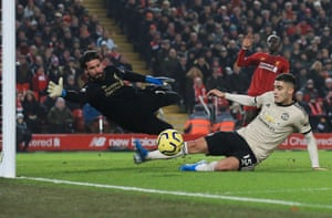 Manchester United's Andreas Pereira fails to score from a good chance.