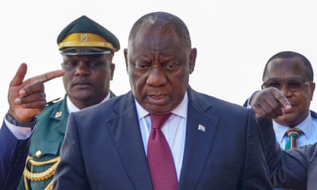 Zimbabwe acoge la cumbre extraordinaria de la SADCepa11866644 El presidente de Sudáfrica, Cyril Ramaphosa, llega a la cumbre extraordinaria de la Comunidad de Desarrollo de África Meridional (SADC) en el edificio del Nuevo Parlamento en Mt Hampden, Harare, Zimbabwe, el 31 de enero de 2025. La SADC, una comunidad económica regional de 16 estados miembros, incluida la República Democrática del Congo (RDC), celebró una reunión extraordinaria para abordar la creciente crisis humanitaria y de seguridad en el este de la República Democrática del Congo. EPA/MUNASHE CHOKODZA