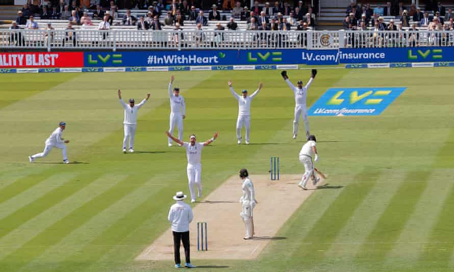 England bowler Stuart Broad calls on the wicket of New Zealand batsman Colin de Grandhomme as he is exhausted by a throw from Ollie Pope (left).