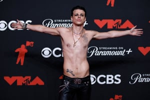 British singer-songwriter Yungblud also received the no-shirt memo.