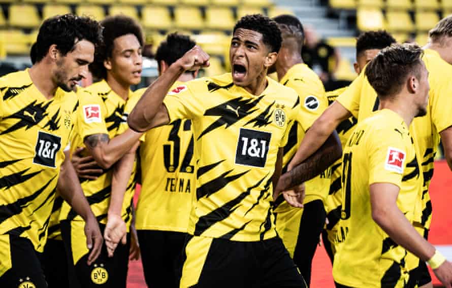 Jude Bellingham celebrates with his teammates after Giovanni Reyna scored Borussia Dortmund’s first goal in their 3-0 win over Borussia Mönchengladbach in September 2020.