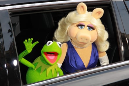 Des looks de star de cinéma… Kermit et Miss Piggy arrivent à la première mondiale de Muppets Most Wanted en 2014.