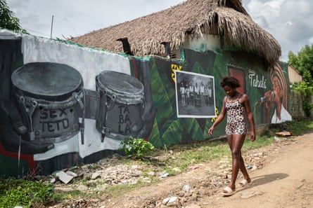 Around San Basilio, there is graffiti depicting Afro-descendant people with words or phrases in the Palenque language as a way of appropriating the Palenque language