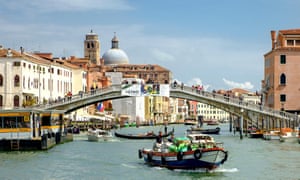 Pizzeria Vittoria is close to Ponte degli Scalzi.