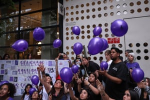 Fans of Liam Payne release purple balloons