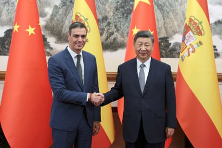 Xi Jinping and Pedro Sánchez shake hands