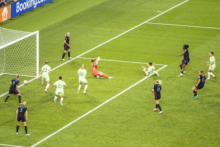 England’s Michelle Agyemang rescues England deep into stoppage time with the equaliser.
