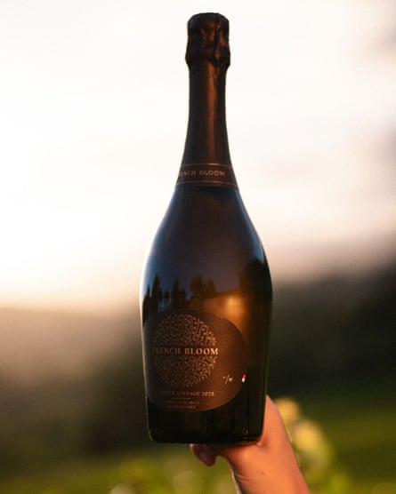 A lifestyle product photo for the non-alcoholic wine LA CUVEE VINTAGE 2023