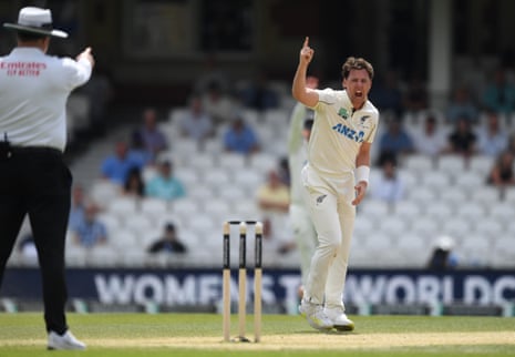 Matt Henry of New Zealand appeals and dismisses Joe Root.
