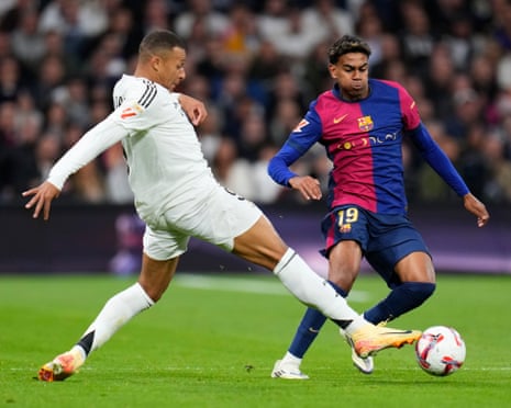 Kylian Mbappé and Lamine Yamal challenge for a ball during a 2024 clásico.