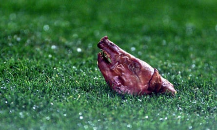 Une tête de cochon sur la pelouse de Barcelone quand Luis Figo est revenu avec le Real Madrid