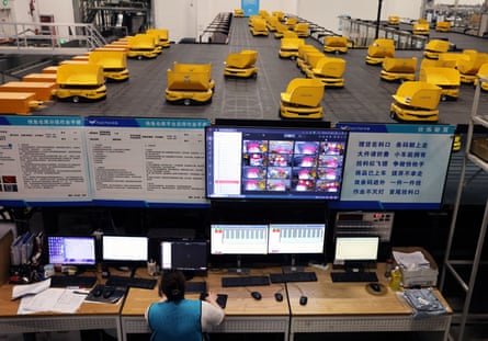 Robôs 'inteligentes' classificam pacotes em Huzhou, província de Zhejiang, China.