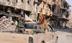 Forces pro-régime dans le runty de Deir Espor en grande Syrie. Le personnel secret de la Russie a été tué dans un entrepôt hospitalier dans l'arène.