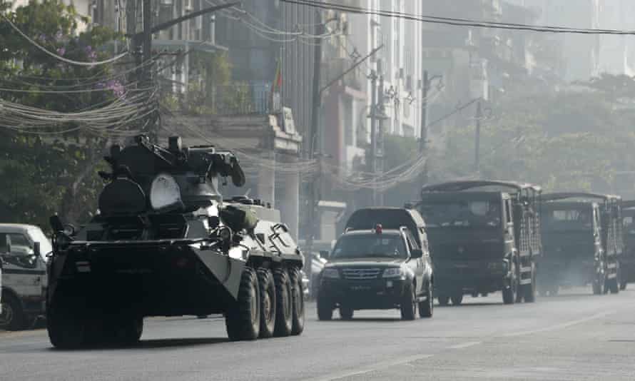 Kendaraan lapis baja melaju di sepanjang jalan di Yangon, Myanmar, 15 Februari 2021.