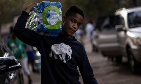 Jackson, Mississippi, to go without reliable drinking water indefinitely<br>A volunteer carries bottles of water at a water distribution site as the city of Jackson is to go without reliable drinking water indefinitely after the water treatment plant pumps failed, leading to the emergency distribution of bottled water and tanker trucks for 180,000 people, in Jackson, Mississippi, U.S., September 2, 2022. REUTERS/Carlos Barria