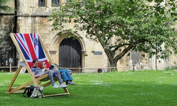 couple in union jack deck chair
