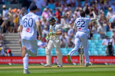 Tom Latham walks after being dismissed byJofra Archer.