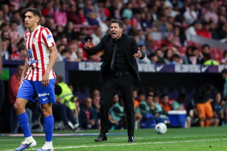 Diego Simeone shouting instructions from the Atlético touchline