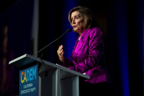 Nancy Pelosi se dirige una multitud