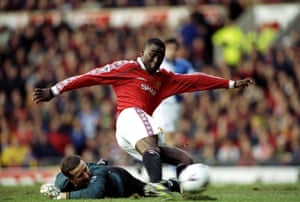 Andy Cole  anota para Manchester United contra Blackburn en noviembre de 1998.