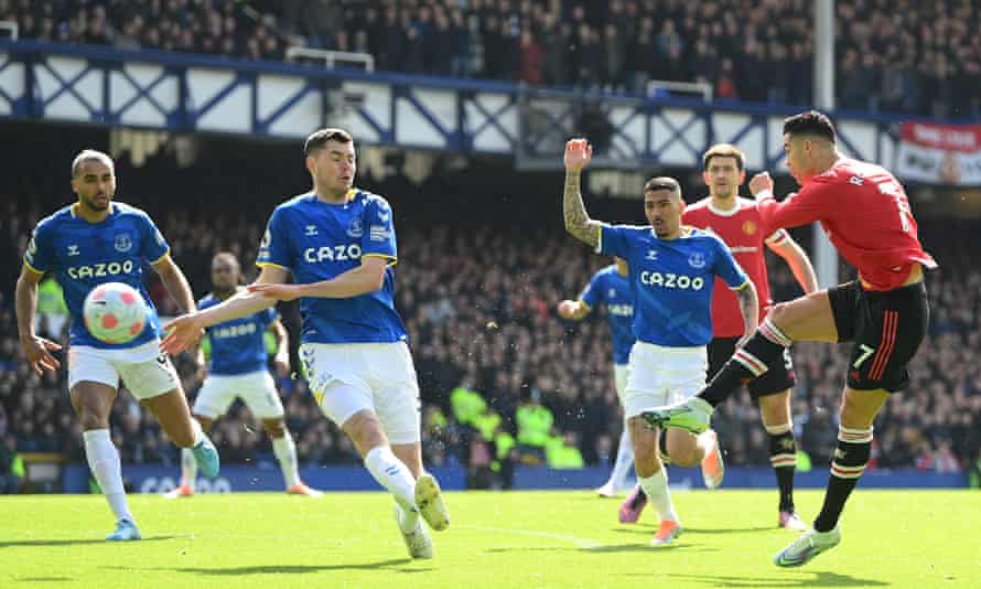 Cristiano Ronaldo z Man United strzela do Evertonu.