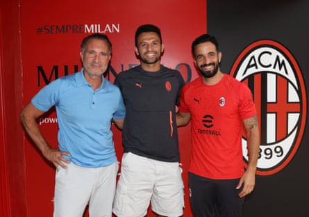 Gonçalo Ramos (centre) poses with Milan’s head coach, Ruben Amorim (right), and the owner, Gerry Cardinale, after signing with the club