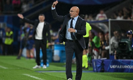 Luis de la Fuente urges his side on during the Euro 2024 round of 16 match between Spain and Georgia