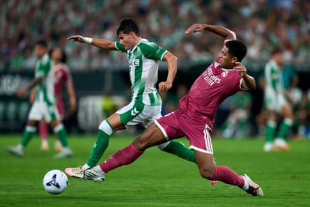Fran García tries to beat Jude Bellingham to the ball while playing for Real Betis against Real Madrid.