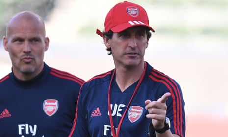Unai Emery and assistant Freddie Ljungberg during a training session in Los Angeles.