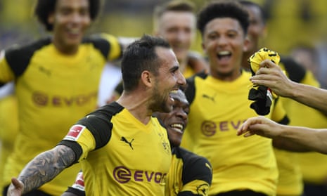 Dortmund’s Paco Alcácer celebrates after he scored the winning goal against Augsburg.