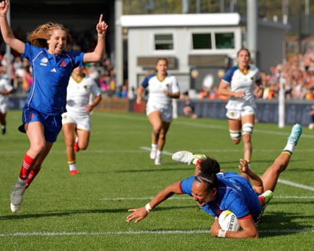 Kelly Arbey scores a French try during the Women’s Rugby World Cup 2025 Group C match between France and Brazil.