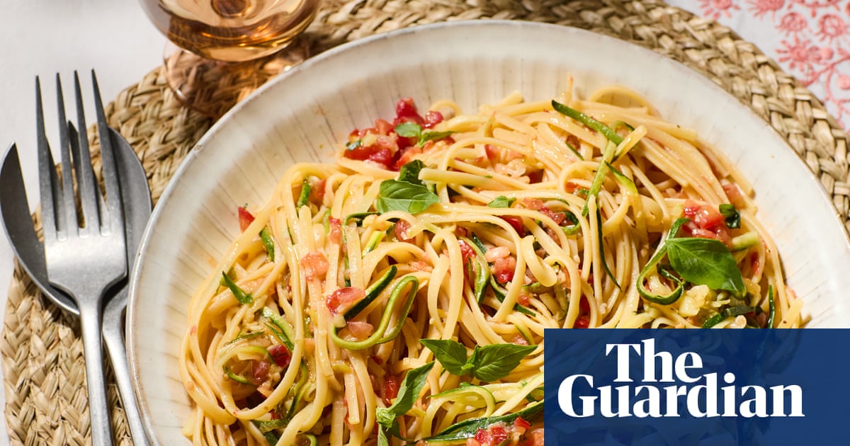 Rachel Roddy’s recipe for pasta with courgette, onion and raw tomato salsa | A kitchen in Rome