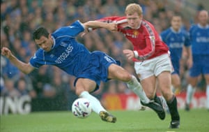 Gus Poyet, en acción por Chelsea, lucha con Paul Scholes del Manchester United